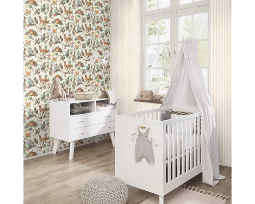 Cameră pentru copii cu tapet cu model de animale, comodă de înfășat și pătuț
