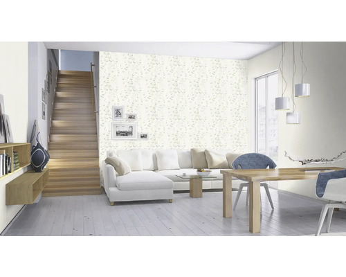 Living cu tapetă, canapea și masă din lemn