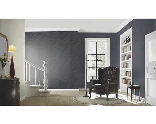 Living cu fotoliu, raft și scări într-o casă