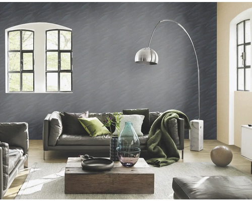 Living cu canapea, masă, lampadar și tapet cu model