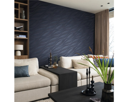 Cameră de zi cu canapea, masă și tapet albastru închis cu model ondulat