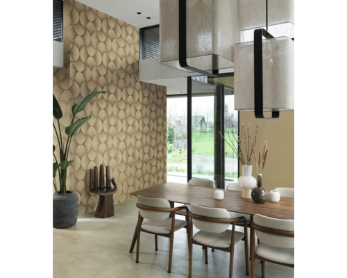 Sufragerie cu masă, scaune și tapet cu model