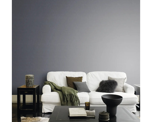 Cameră de zi cu canapea, perne și decorațiuni de masă