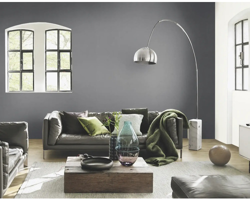 Cameră de zi cu vopsea de perete gri, canapea, măsuță de cafea din lemn și lampă arcuită