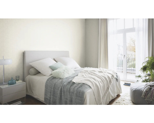 Dormitor cu pat, noptieră și perdele pentru o atmosferă luminoasă și organizată.