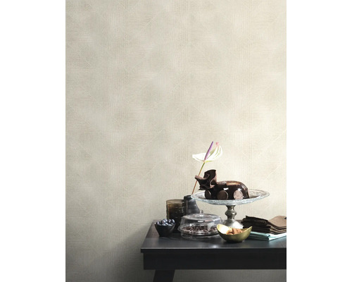 Interior cu tapet cu model și masă aranjată