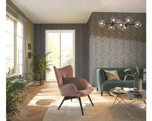 Cameră de zi cu canapea, fotoliu, măsuță de cafea și lampă suspendată