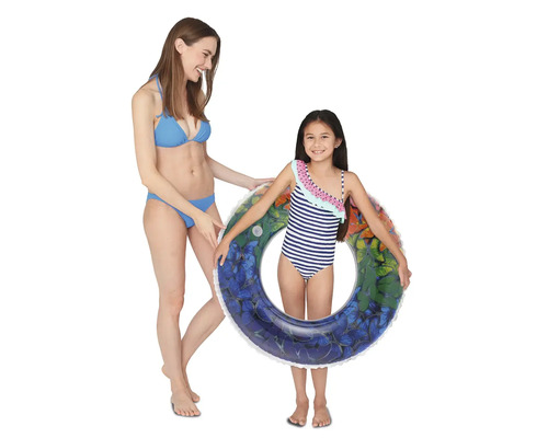 O femeie și un copil cu o colac gonflabil cu model de fluturi