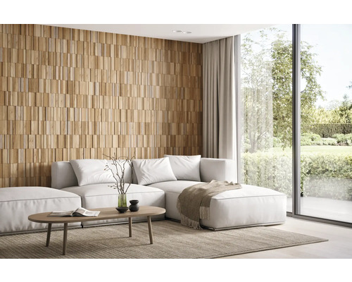 Living luminos cu perete din panouri de lemn, canapea și fereastră mare cu vedere la grădină.