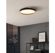 Plafonieră rotundă într-un interior modern.
