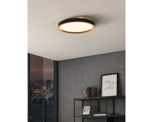 Plafonieră rotundă într-un interior modern.