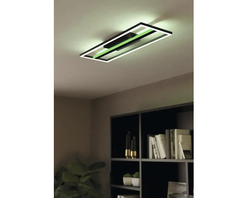 Plafonieră dreptunghiulară cu elemente LED în camera de zi