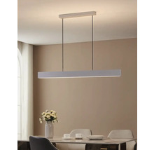 Lumină suspendată dreptunghiulară din metal deasupra unei mese de sufragerie.