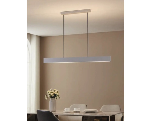 Lumină suspendată dreptunghiulară din metal deasupra unei mese de sufragerie.