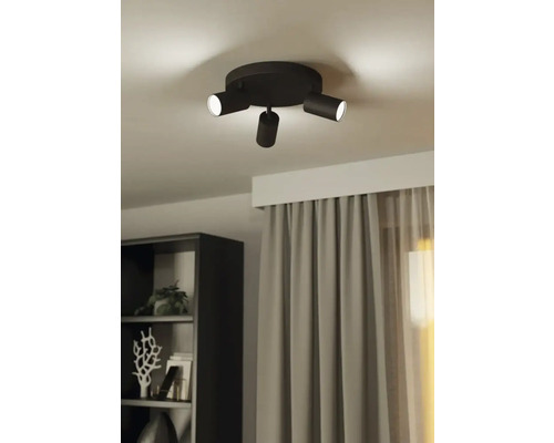 Lumină de tavan cu trei spoturi într-un spațiu de locuit