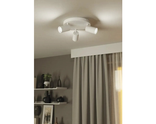 Lumină de plafon cu trei spoturi într-un spațiu de locuit