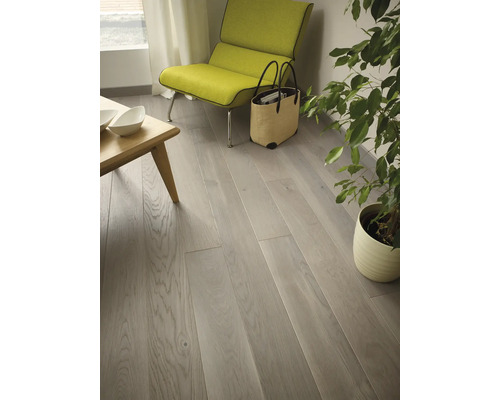 Living luminos cu podea de lemn, fotoliu și plantă de interior