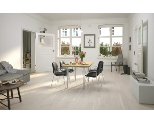 Cameră de zi luminoasă cu podea din lemn, masă și scaune