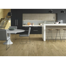 Pardoseli din lemn deschis la culoare în design modern de bucătărie cu masă și insulă de bucătărie