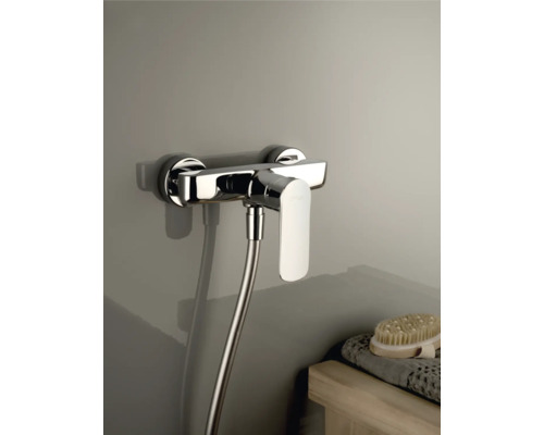 Baterie de duș aparentă cu furtun de duș montat pe perete