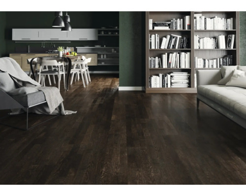 Cameră de zi cu podea din lemn închis la culoare, bibliotecă, canapea și zonă de luat masa