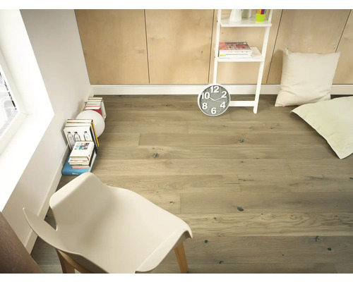 Cameră luminoasă cu podea din lemn, raft tip scară, ceas, perne și scaun.