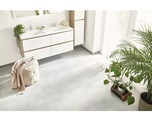 Baie modernă cu lavoar dublu, taburet și plante de apartament pentru o atmosferă prietenoasă.