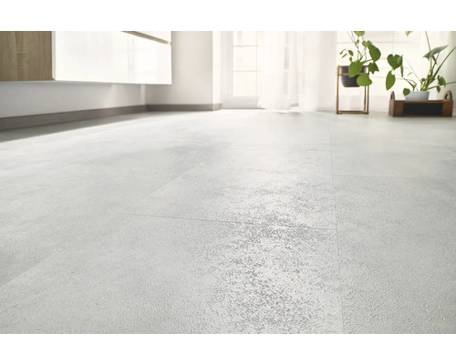 Cameră luminoasă cu podea de gresie cu aspect de beton