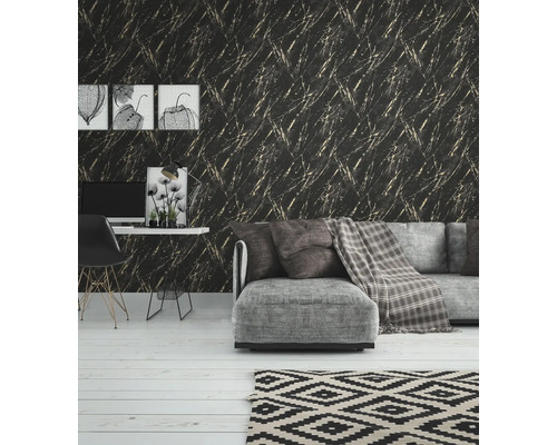 Living cu tapet de marmură neagră și aurie, canapea, birou și decorațiuni pentru un interior elegant