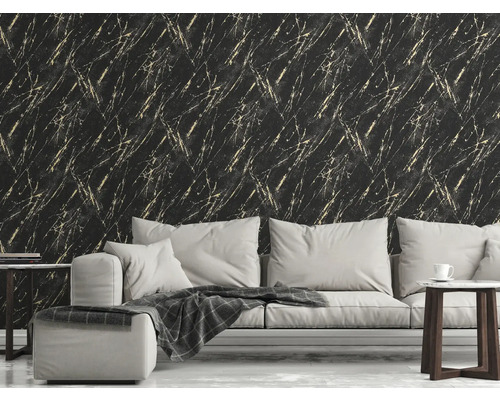 Living cu tapet negru de marmură cu accente aurii și canapea albă