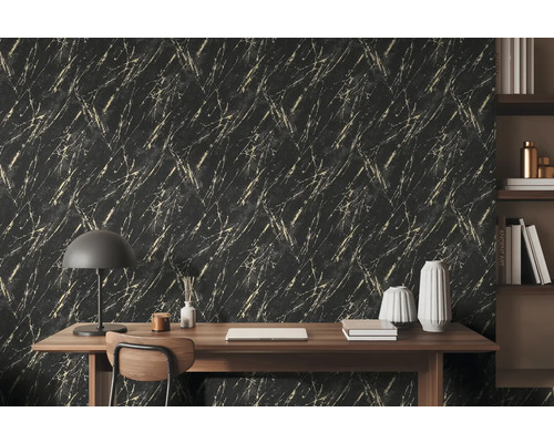 Cameră cu tapet negru cu model de marmură, birou, lampă și raft.