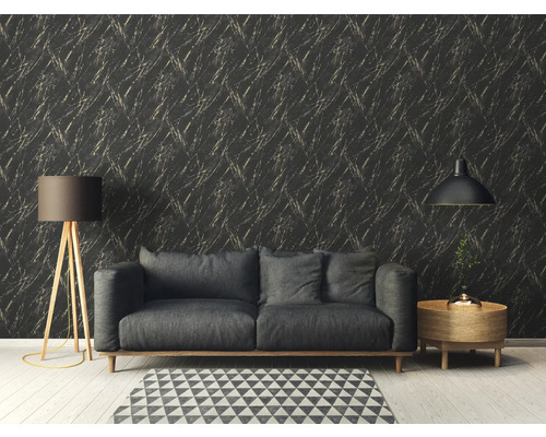 Living cu canapea, lampă și tapet cu model