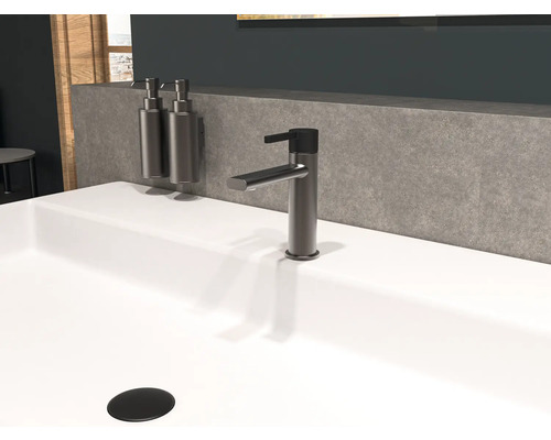 Chiuvetă cu robinet și dispenser de săpun în baie