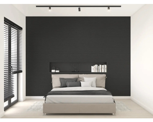 Dormitor cu pat, fereastră și panouri de perete