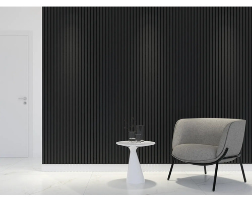 Interior cu panouri de perete, fotoliu și măsuță laterală