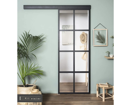 Amenajare interioară cu ușă glisantă cu sticlă și traverse