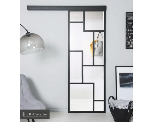 Ușă glisantă cu design dreptunghiular într-o cameră luminoasă