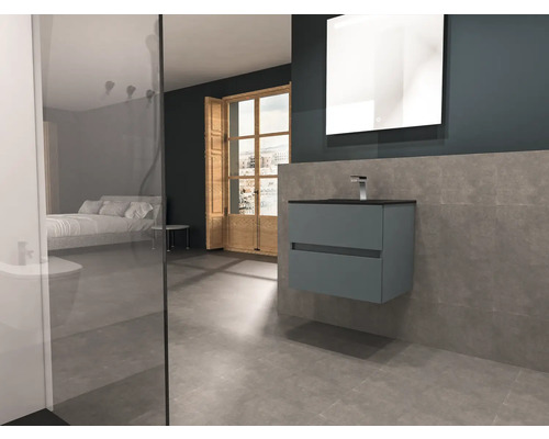 Baie modernă cu dulap sub lavoar, oglindă și zonă de dormit deschisă