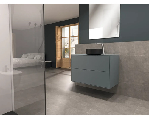 Baie modernă cu lavoar, oglindă și cabină de duș