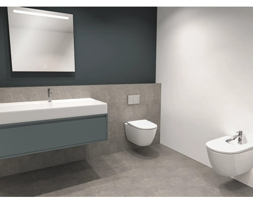 Baie modernă cu lavoar, oglindă iluminată, vas WC suspendat și bideu.