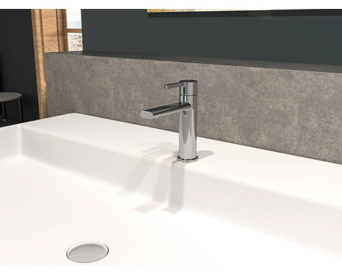 Pe o chiuvetă este montată o armătură.