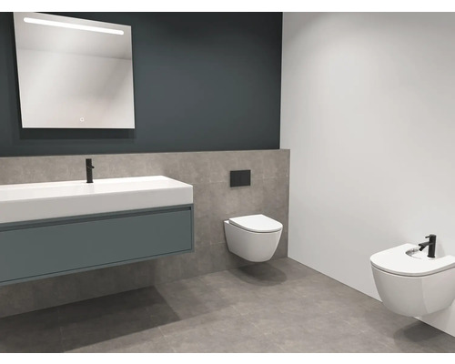 Baie modernă cu lavoar, oglindă iluminată, toaletă suspendată și bideu.