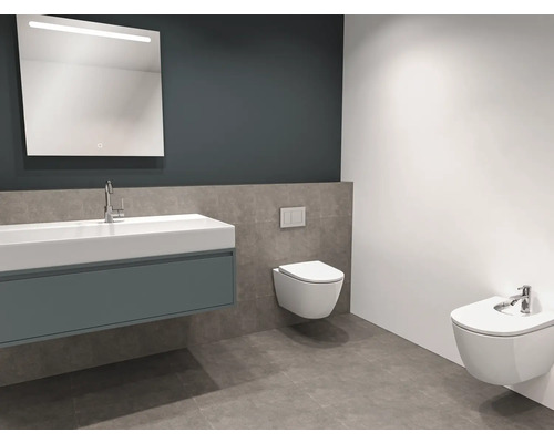 Baie modernă cu chiuvetă, oglindă, toaletă și bideu