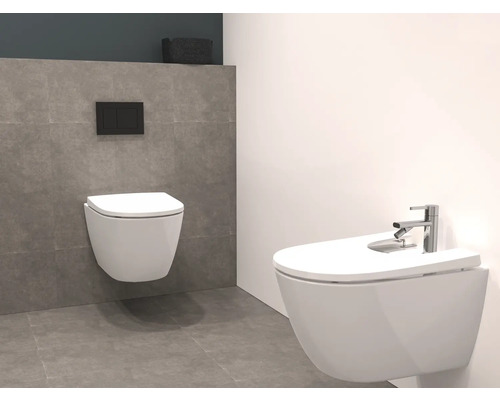 Baie modernă cu toaletă suspendată și bideu