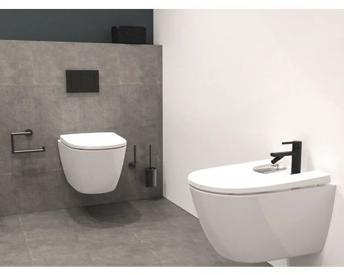 Baie cu WC suspendat și bideu în alb, cu robinet negru.