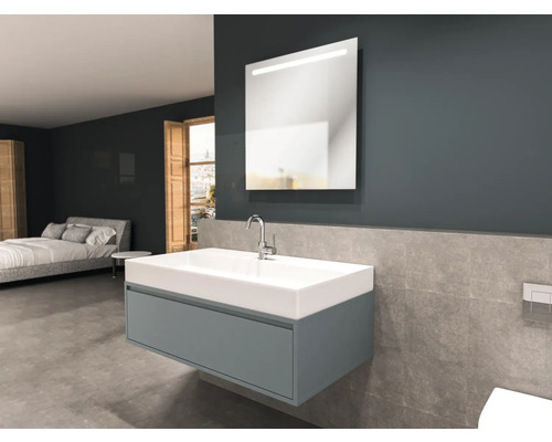 Baie cu lavoar, oglindă și pat