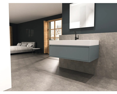 Baie modernă cu lavoar, oglindă și pat în fundal