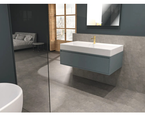 Baie modernă cu dulap de lavoar, oglindă și gresie