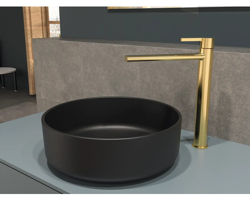 Lavoar negru așezat cu baterie aurie pe un raft