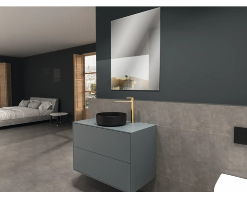 Baie modernă cu lavoar, vas de spălare, oglindă și robinet